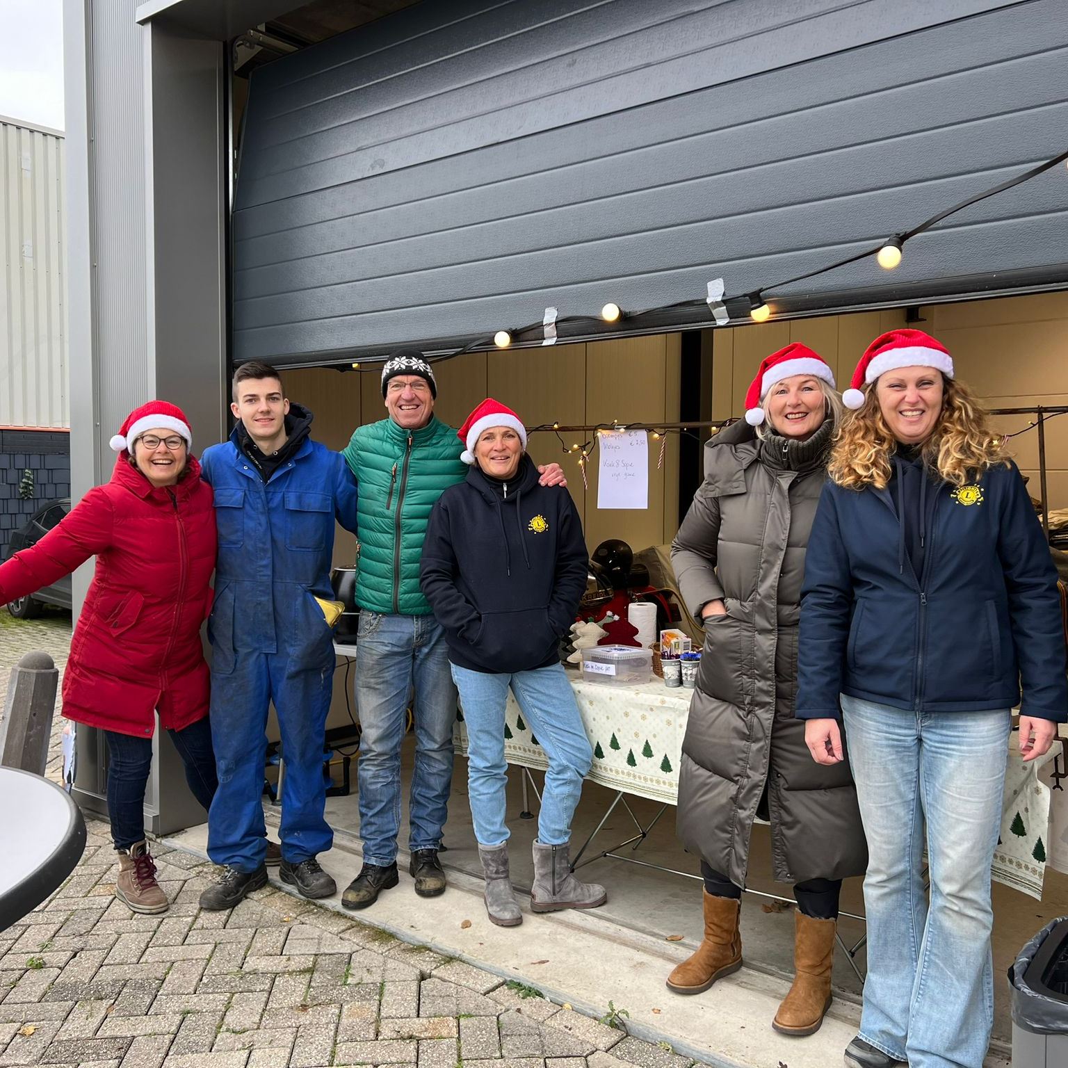 Kerstbomen actie Dames van Oostland team